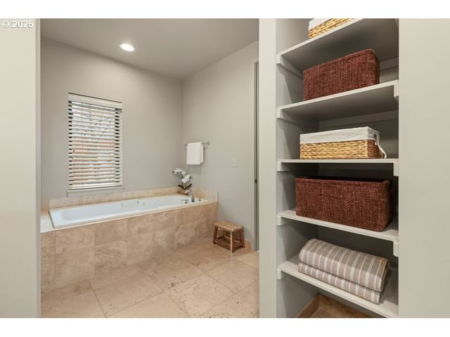 1684 Nw RIVERSCAPE St, Portland, OR 97209