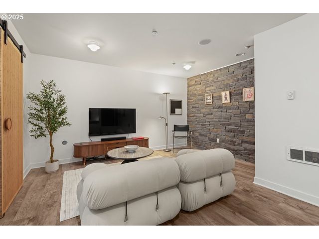 1684 Nw RIVERSCAPE St, Portland, OR 97209