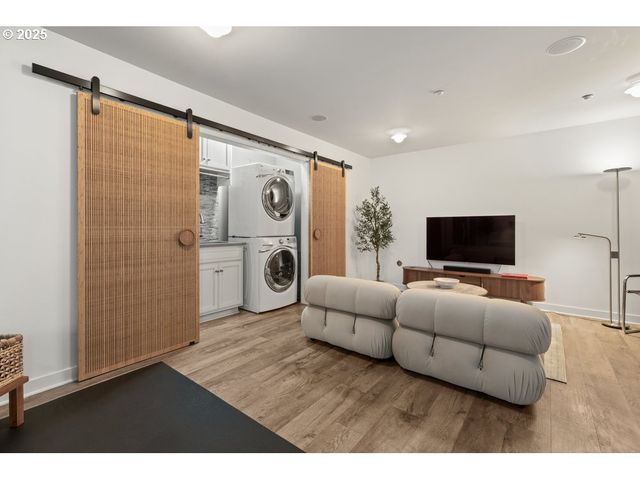 1684 Nw RIVERSCAPE St, Portland, OR 97209