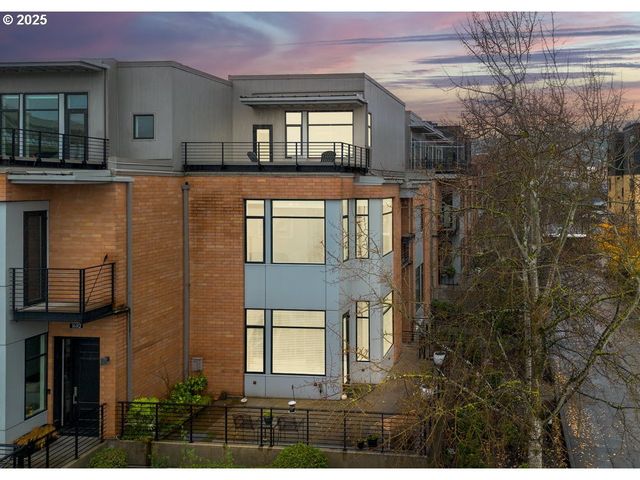 1684 Nw RIVERSCAPE St, Portland, OR 97209