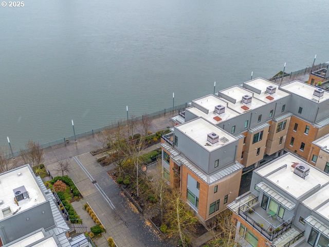 1684 Nw RIVERSCAPE St, Portland, OR 97209