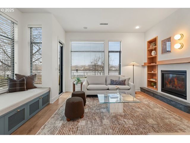 1684 Nw RIVERSCAPE St, Portland, OR 97209