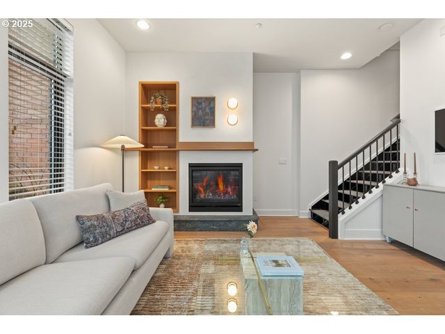 1684 Nw RIVERSCAPE St, Portland, OR 97209