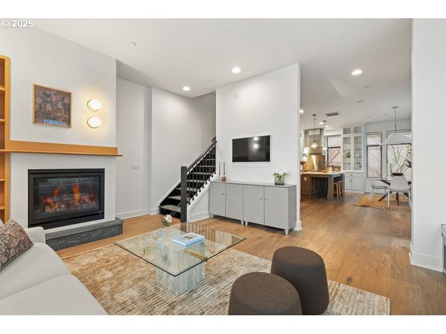 1684 Nw RIVERSCAPE St, Portland, OR 97209