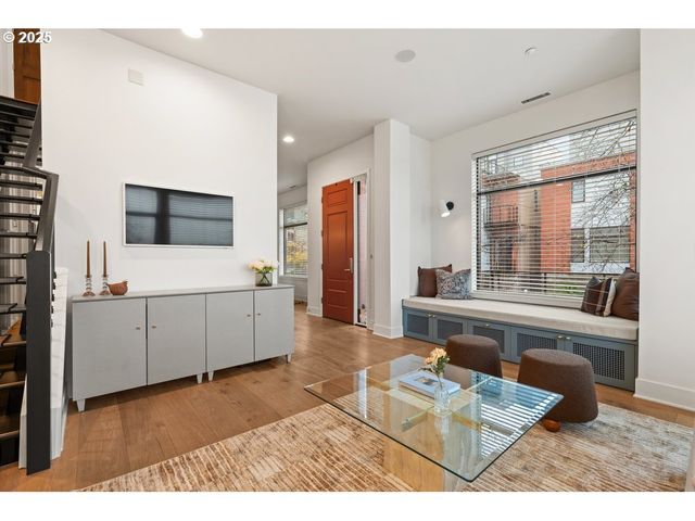 1684 Nw RIVERSCAPE St, Portland, OR 97209