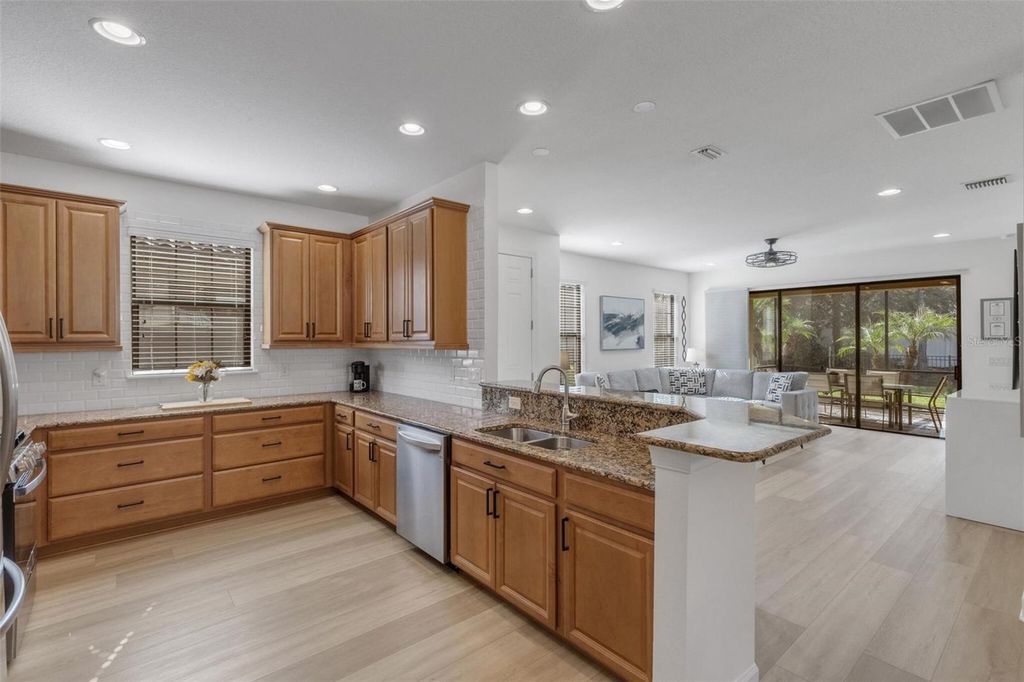 Image 12 of property listing at 8413 ALBERATA VISTA DRIVE, Tampa, FL 33647