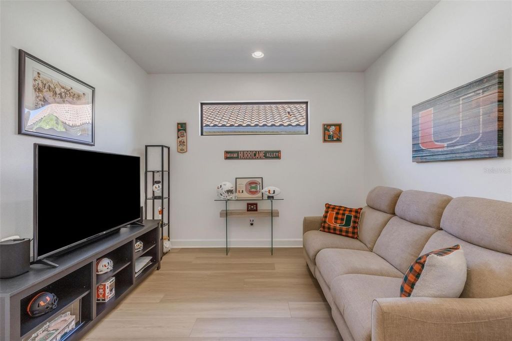 Image 18 of property listing at 8413 ALBERATA VISTA DRIVE, Tampa, FL 33647