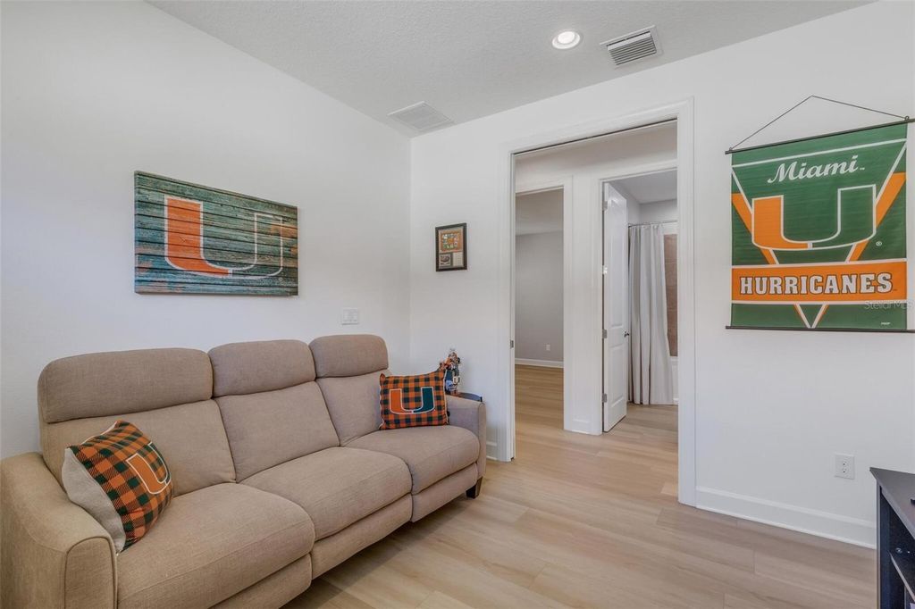 Image 19 of property listing at 8413 ALBERATA VISTA DRIVE, Tampa, FL 33647