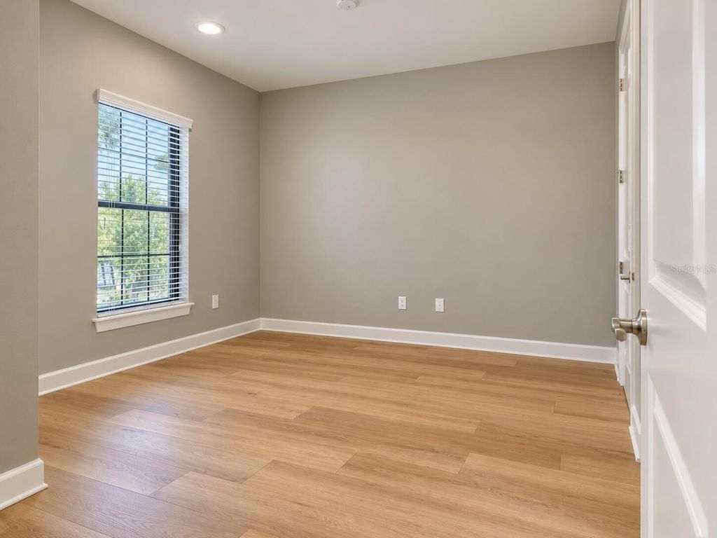 Image 20 of property listing at 8413 ALBERATA VISTA DRIVE, Tampa, FL 33647