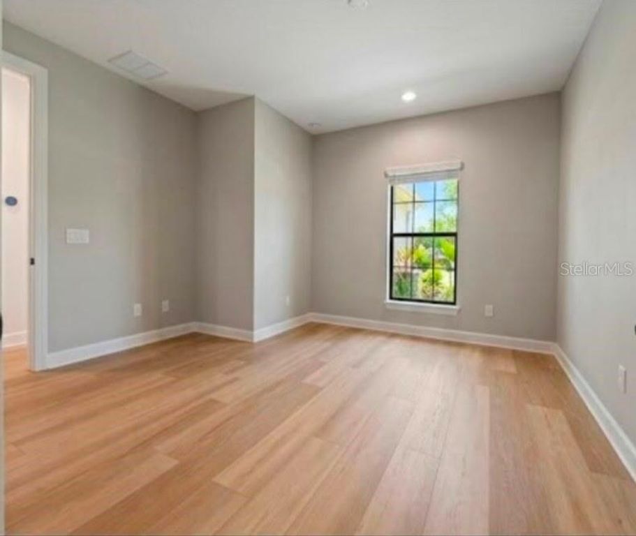 Image 21 of property listing at 8413 ALBERATA VISTA DRIVE, Tampa, FL 33647