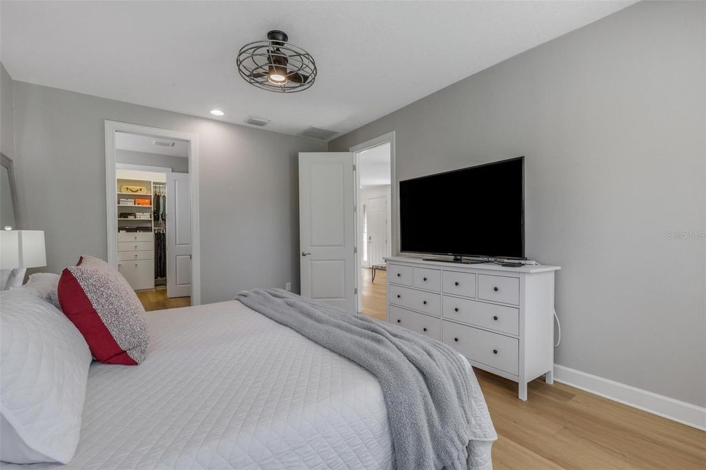 Image 25 of property listing at 8413 ALBERATA VISTA DRIVE, Tampa, FL 33647
