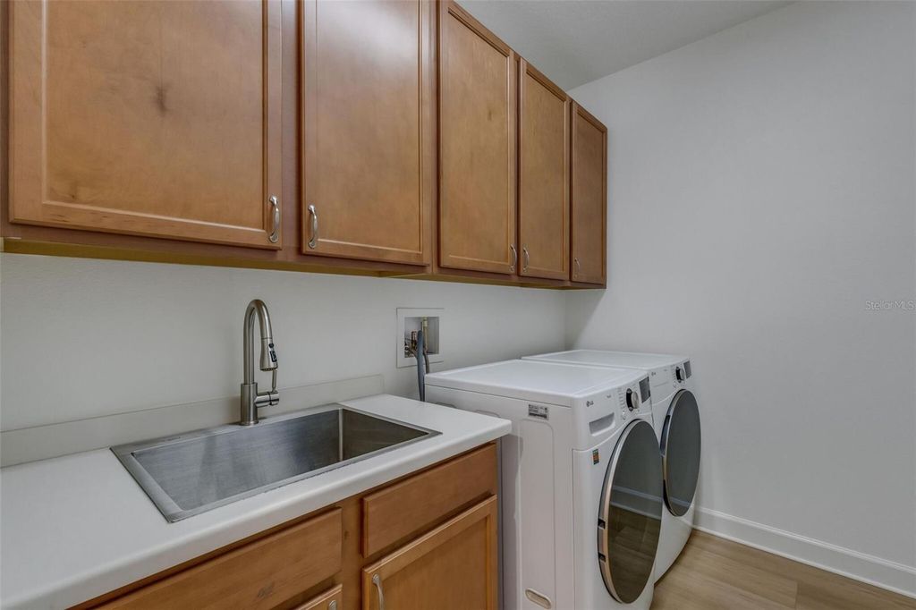 Image 29 of property listing at 8413 ALBERATA VISTA DRIVE, Tampa, FL 33647