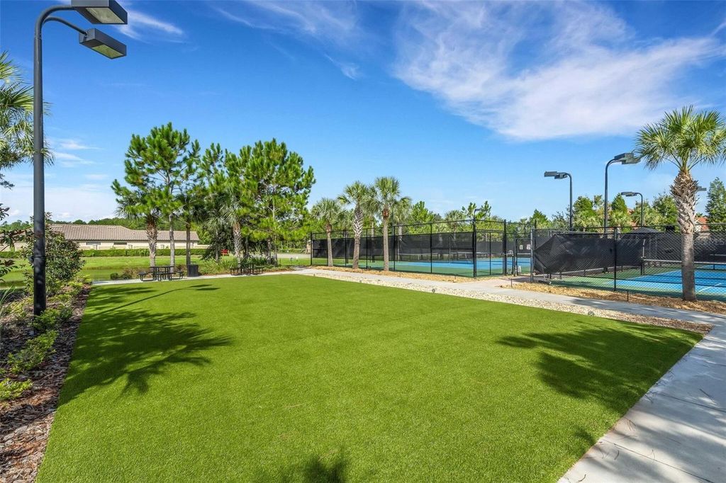 Image 36 of property listing at 8413 ALBERATA VISTA DRIVE, Tampa, FL 33647