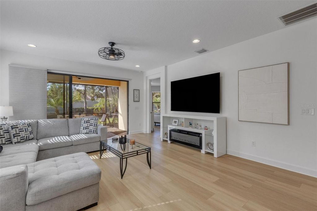 Image 7 of property listing at 8413 ALBERATA VISTA DRIVE, Tampa, FL 33647