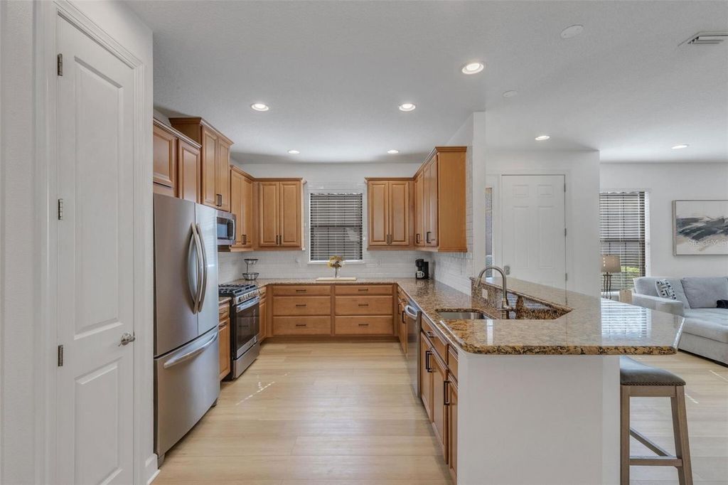Image 10 of property listing at 8413 ALBERATA VISTA DRIVE, Tampa, FL 33647