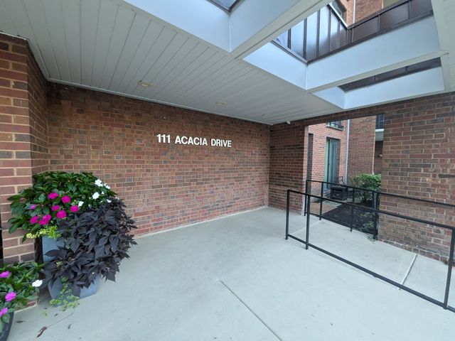 111 ACACIA Drive 203, Indian Head Park, IL 60525