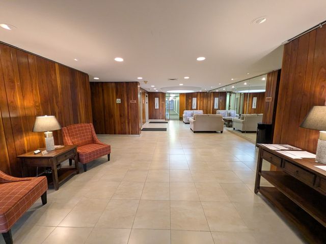 111 ACACIA Drive 203, Indian Head Park, IL 60525