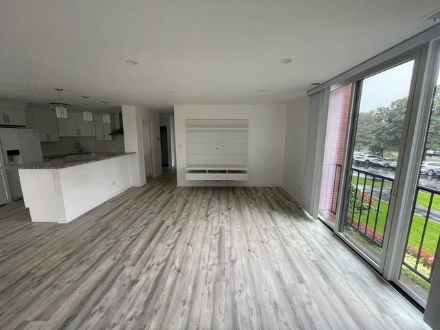 111 ACACIA Drive 203, Indian Head Park, IL 60525