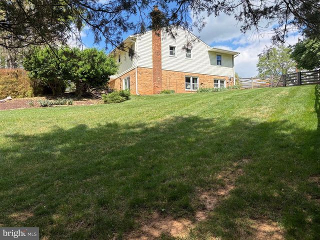 10425 LAKE RIDGE DR, Oakton, VA 22124