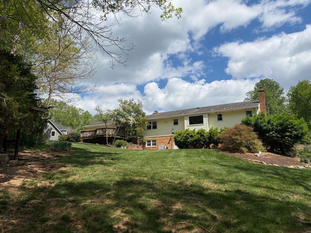 10425 LAKE RIDGE DR, Oakton, VA 22124