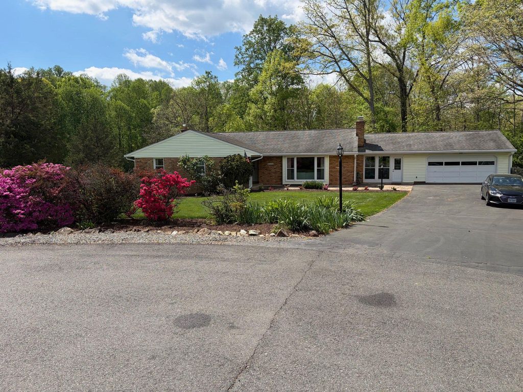 10425 LAKE RIDGE DR, Oakton, VA 22124