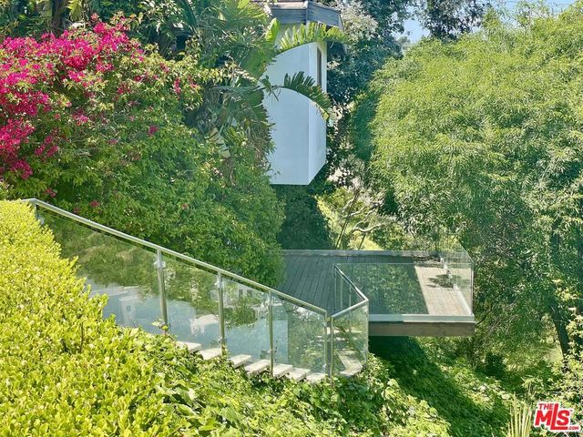 1000 Stradella Road, Los Angeles, CA 90077