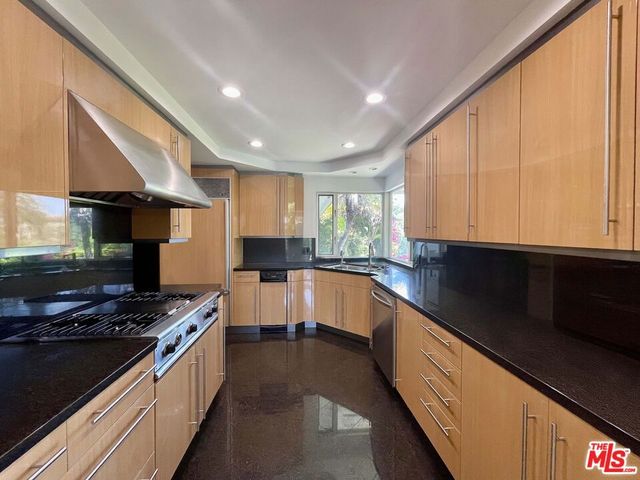 1000 Stradella Road, Los Angeles, CA 90077