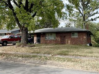 8445 Hawkesbury Drive, Ferguson, MO 63121