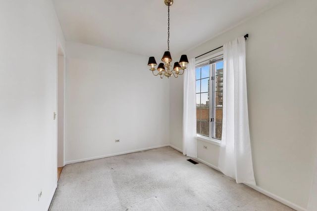 220 University Drive 220, Mount Prospect, IL 60056