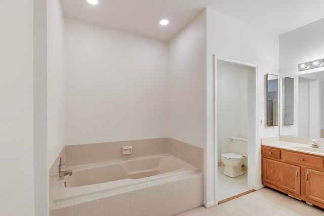 220 University Drive 220, Mount Prospect, IL 60056