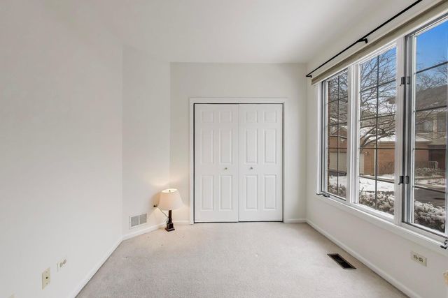 220 University Drive 220, Mount Prospect, IL 60056