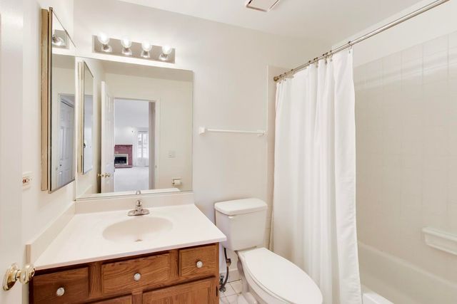 220 University Drive 220, Mount Prospect, IL 60056