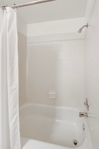 220 University Drive 220, Mount Prospect, IL 60056