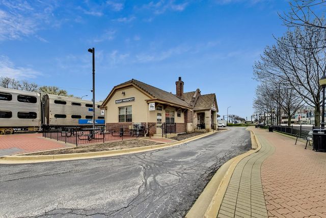 220 University Drive 220, Mount Prospect, IL 60056