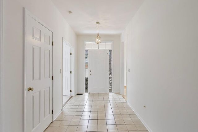 220 University Drive 220, Mount Prospect, IL 60056