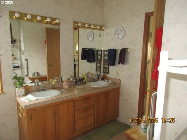 323 EASY St, Sutherlin, OR 97479