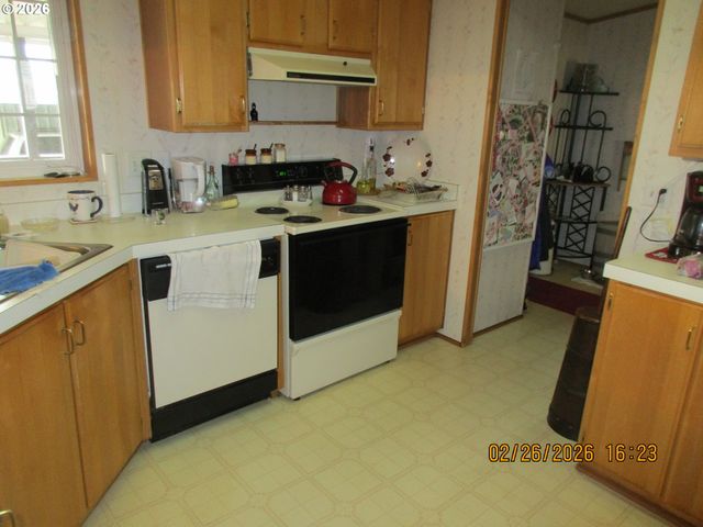 323 EASY St, Sutherlin, OR 97479