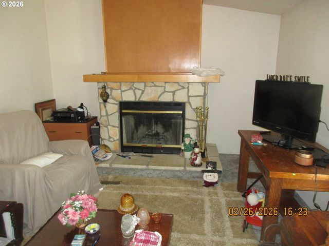 323 EASY St, Sutherlin, OR 97479