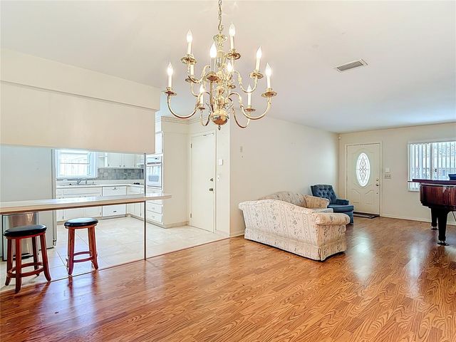 11328 N OAKLEAF AVENUE, Tampa, FL 33612