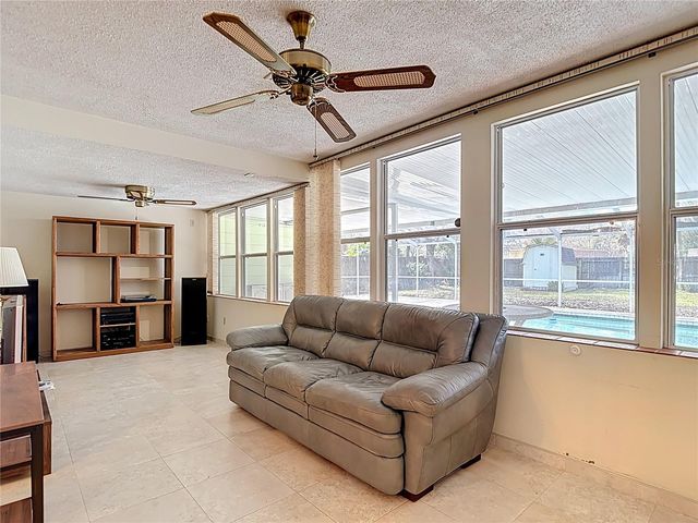 11328 N OAKLEAF AVENUE, Tampa, FL 33612