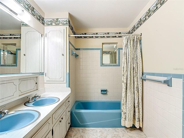 11328 N OAKLEAF AVENUE, Tampa, FL 33612