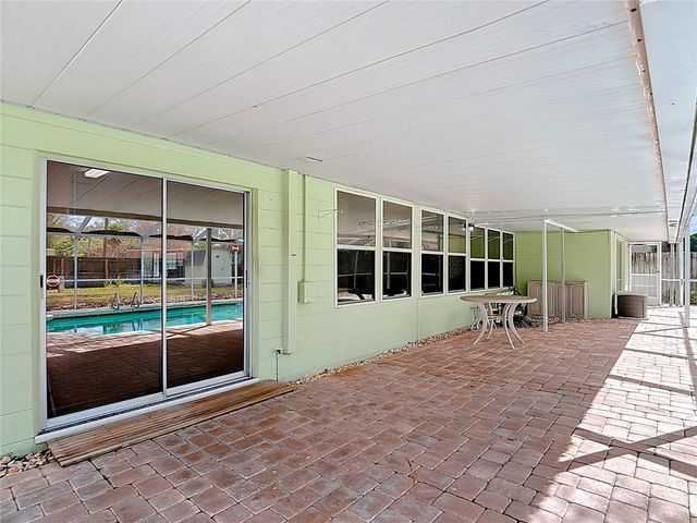 11328 N OAKLEAF AVENUE, Tampa, FL 33612