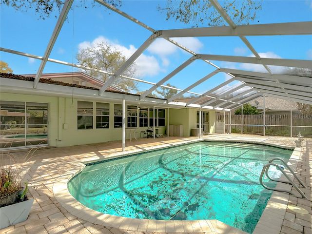 11328 N OAKLEAF AVENUE, Tampa, FL 33612