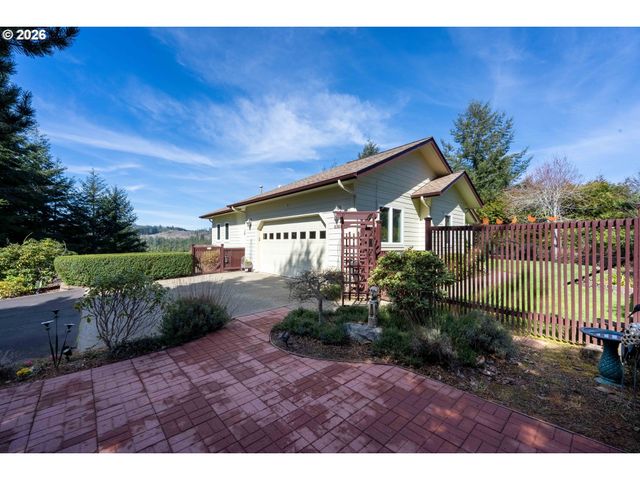 93621 LINKS Ln, Coos Bay, OR 97420