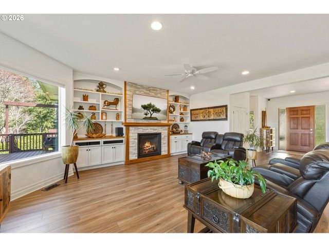 93621 LINKS Ln, Coos Bay, OR 97420