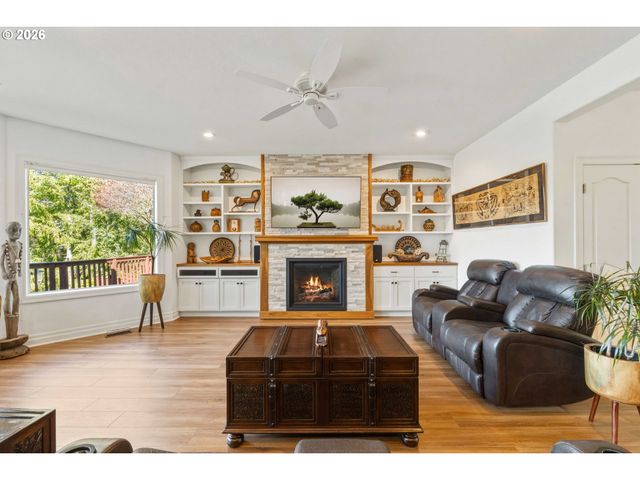 93621 LINKS Ln, Coos Bay, OR 97420