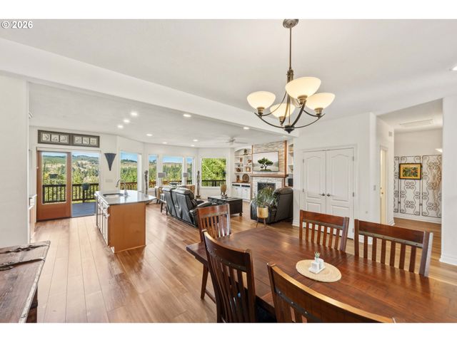 93621 LINKS Ln, Coos Bay, OR 97420