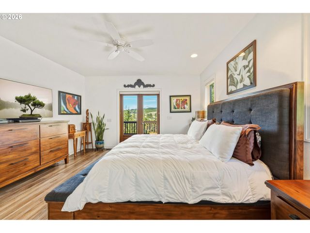 93621 LINKS Ln, Coos Bay, OR 97420