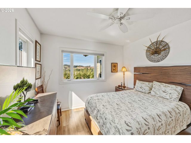 93621 LINKS Ln, Coos Bay, OR 97420