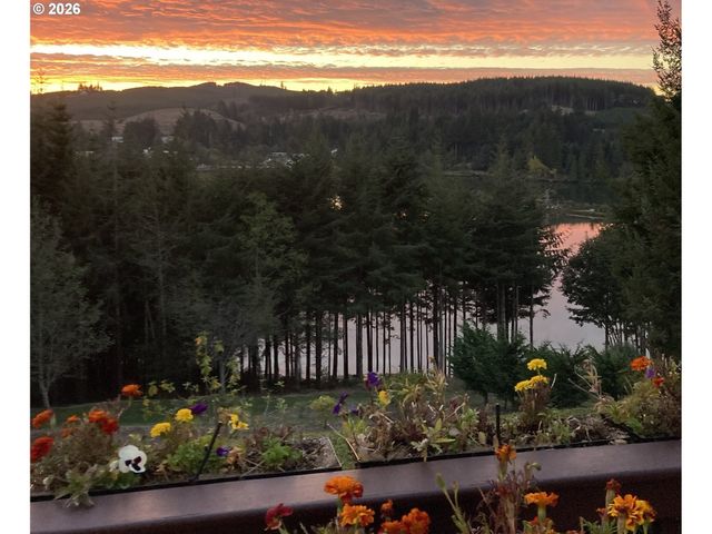 93621 LINKS Ln, Coos Bay, OR 97420